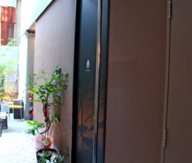 ドゥエフィオーリ店舗の扉
